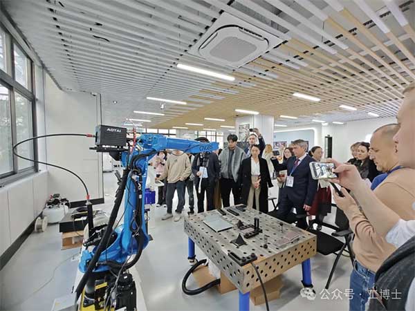 俄羅斯專家訪問團(tuán)到訪工博士參觀學(xué)習(xí)